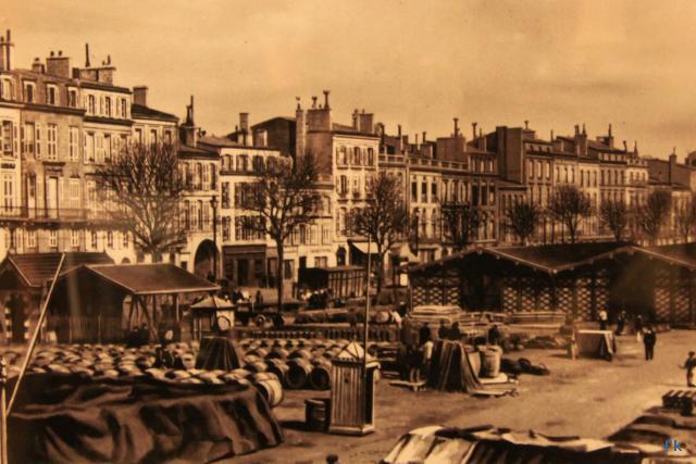 Des barriques sur le port