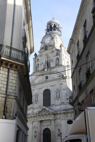 L'église Sainte Croix coifée d'un beffroi L'église Sainte Croix coifée d'un beffroi