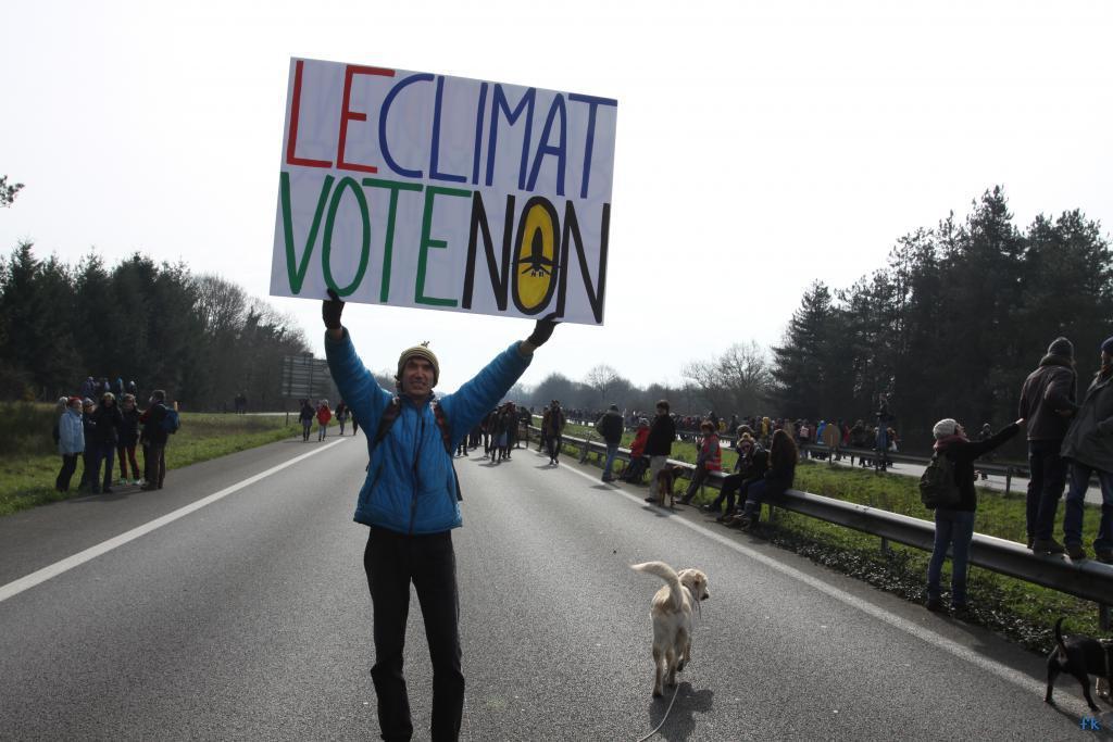 Les opposants à l’aéroport sur la 4 voies