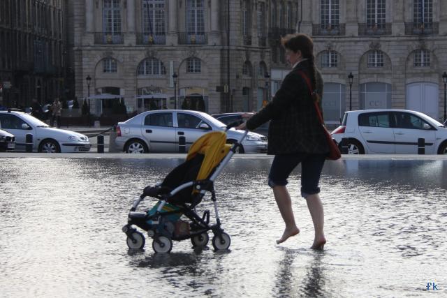 Une poussette sauvée des eaux du miroir