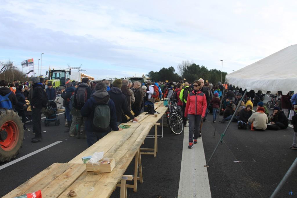 Le pont de Cheviré contre l'aéroport NDDL