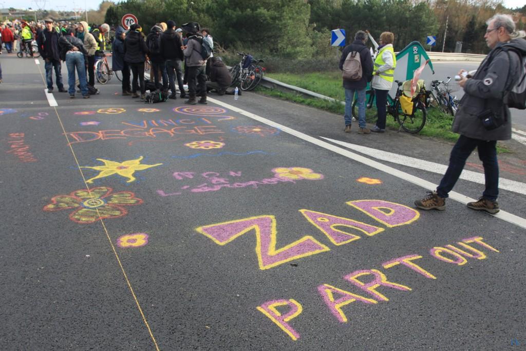 Le pont de Cheviré contre l'aéroport NDDL