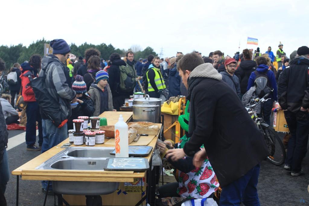 Le pont de Cheviré contre l'aéroport NDDL