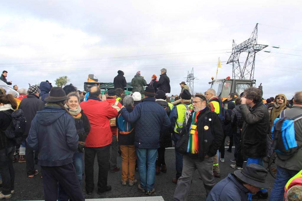 Le pont de Cheviré contre l'aéroport NDDL