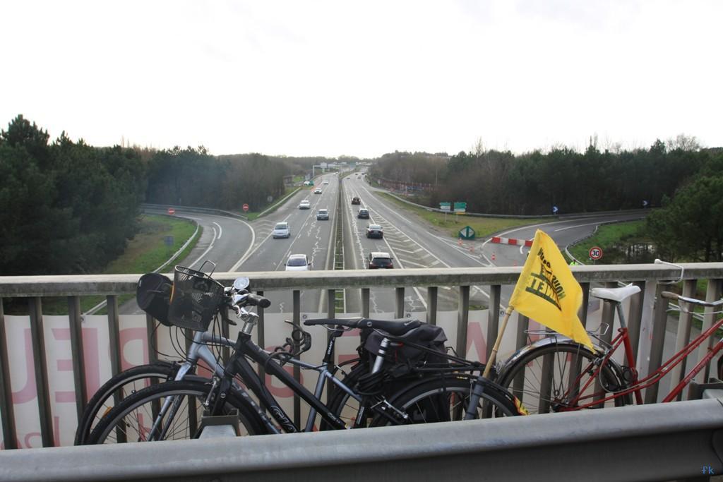 Le pont de Cheviré contre l'aéroport NDDL