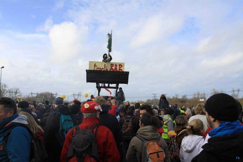 Le pont de Cheviré contre l'aéroport NDDL