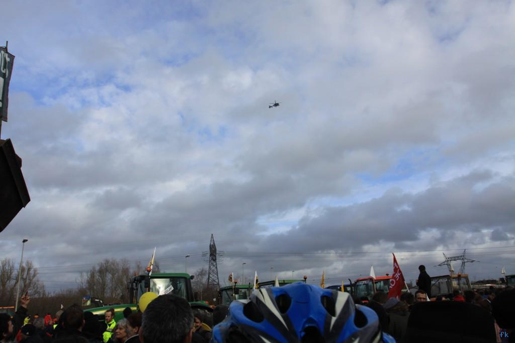 Le pont de Cheviré contre l'aéroport NDDL