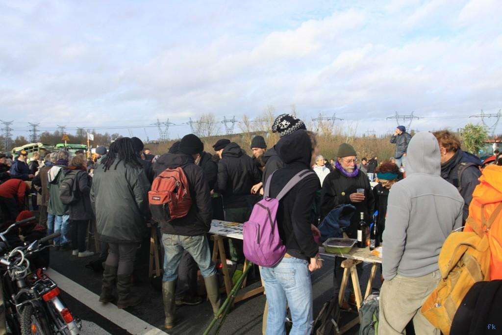 Le pont de Cheviré contre l'aéroport NDDL