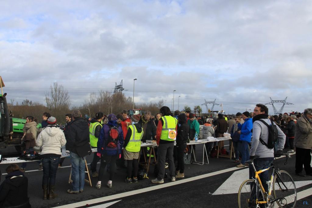 Le pont de Cheviré contre l'aéroport NDDL