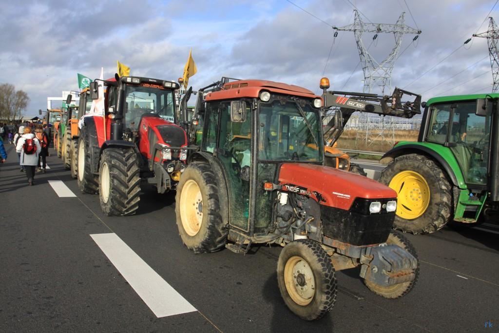 Le pont de Cheviré contre l'aéroport NDDL