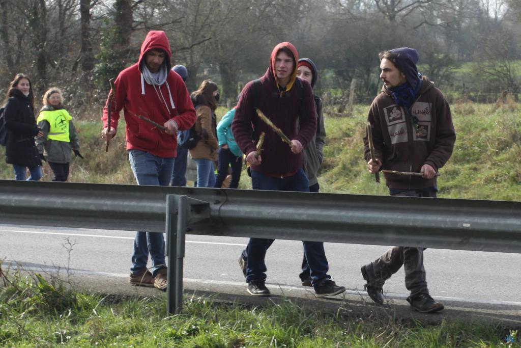 Les opposants à l’aéroport sur la 4 voies