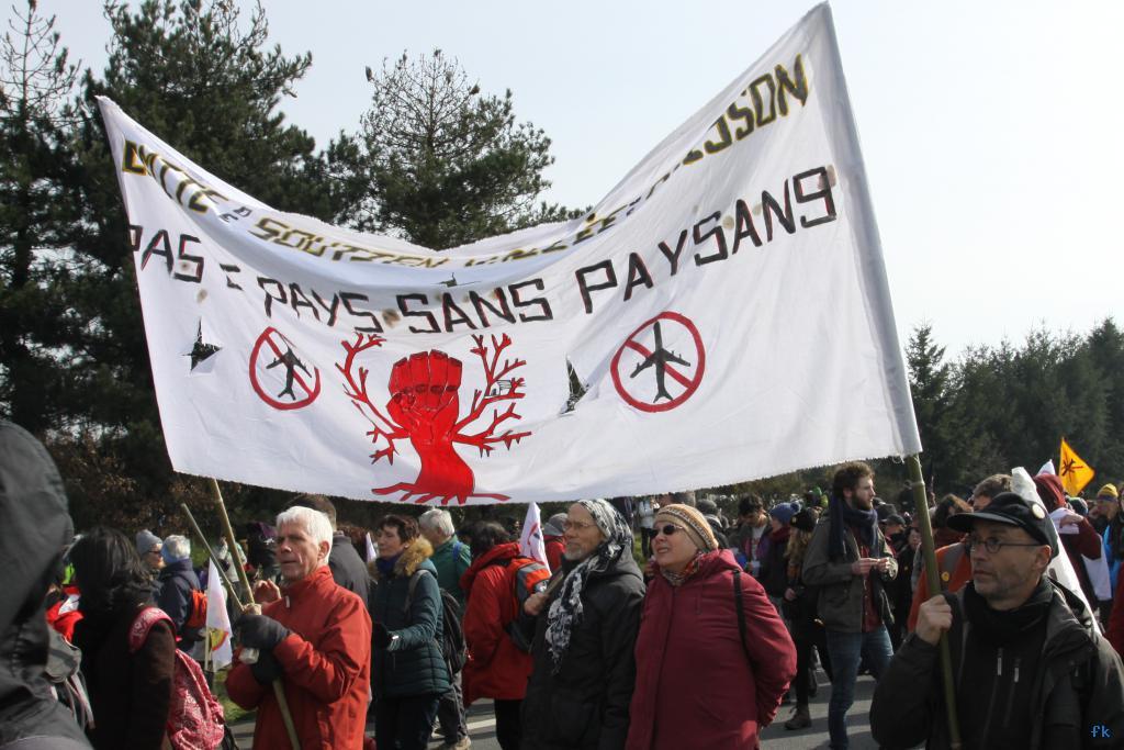 Les opposants à l’aéroport sur la 4 voies