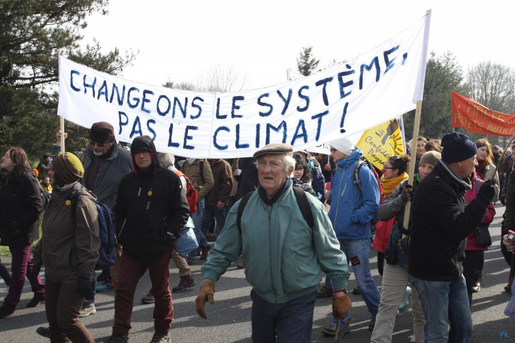 Les opposants à l’aéroport sur la 4 voies