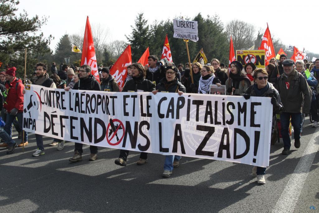 Les opposants à l’aéroport sur la 4 voies