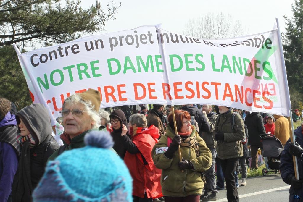 Les opposants à l’aéroport sur la 4 voies