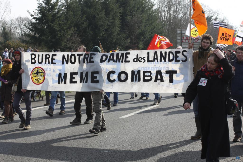 Les opposants à l’aéroport sur la 4 voies