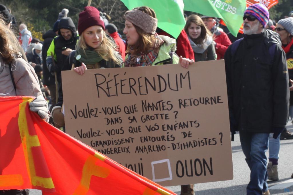 Les opposants à l’aéroport sur la 4 voies
