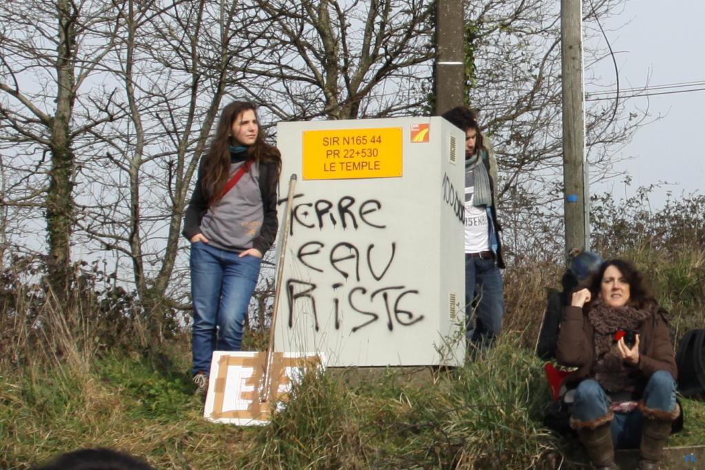 Les opposants à l’aéroport sur la 4 voies