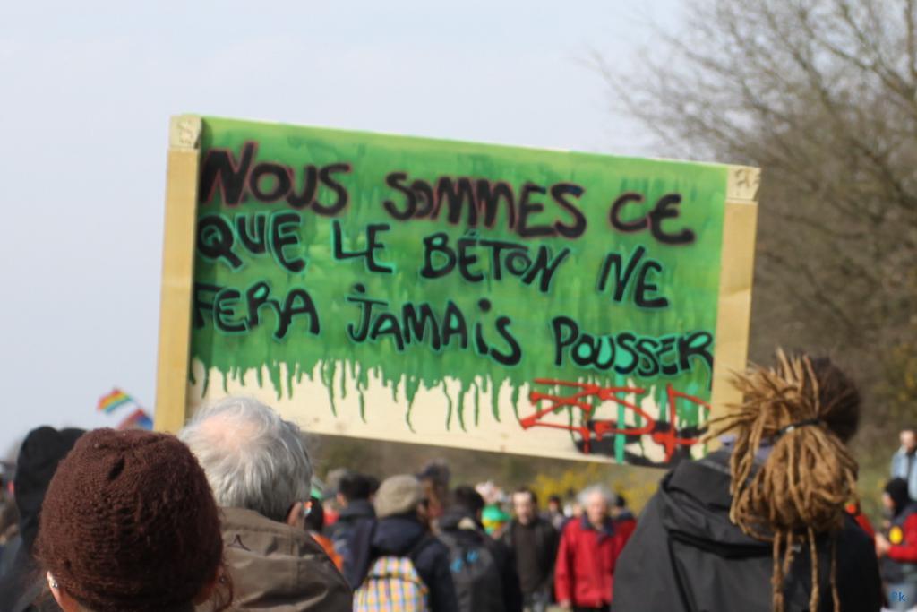 Les opposants à l’aéroport sur la 4 voies