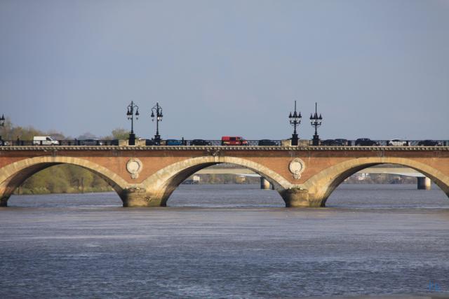 Un pont de pierre jeté sur la Garonne