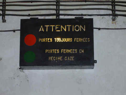 Les avions larguent des bombes sur Schonenbourg